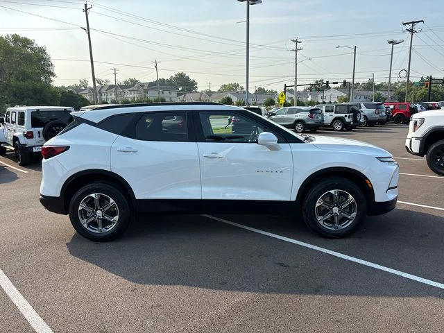 Used 2024 White Chevrolet LT image 27