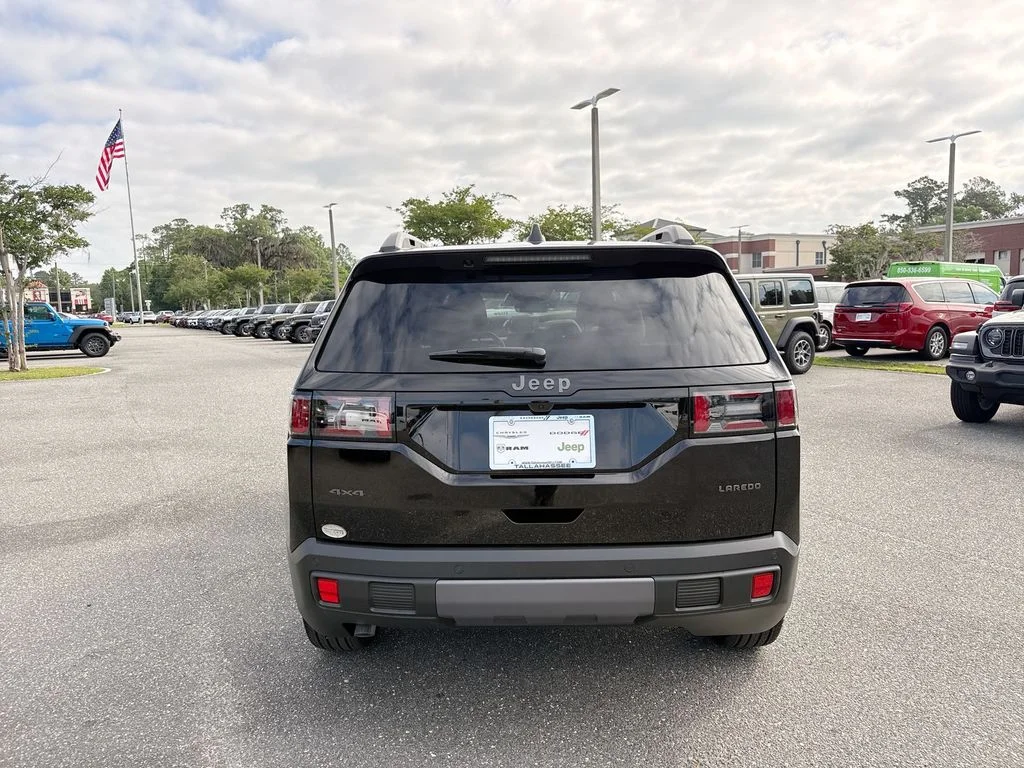 New 2026 Diamond Black Crystal Pearl-Coat Exterior Paint Jeep Laredo image 4