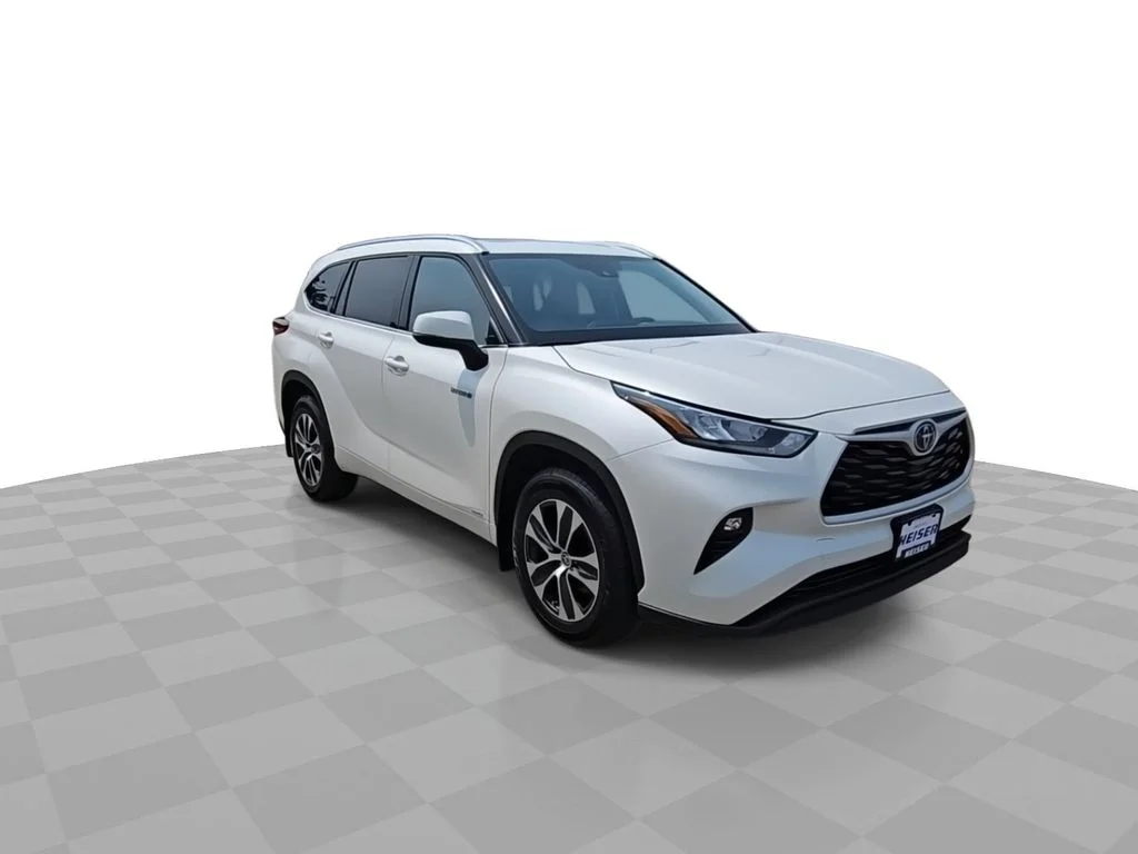 Used 2021  Toyota XLE image 2