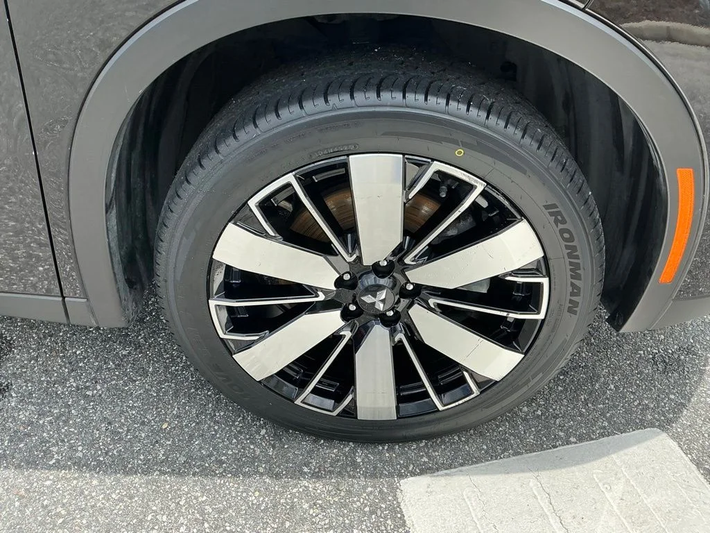Used 2025  Mitsubishi SE image 11