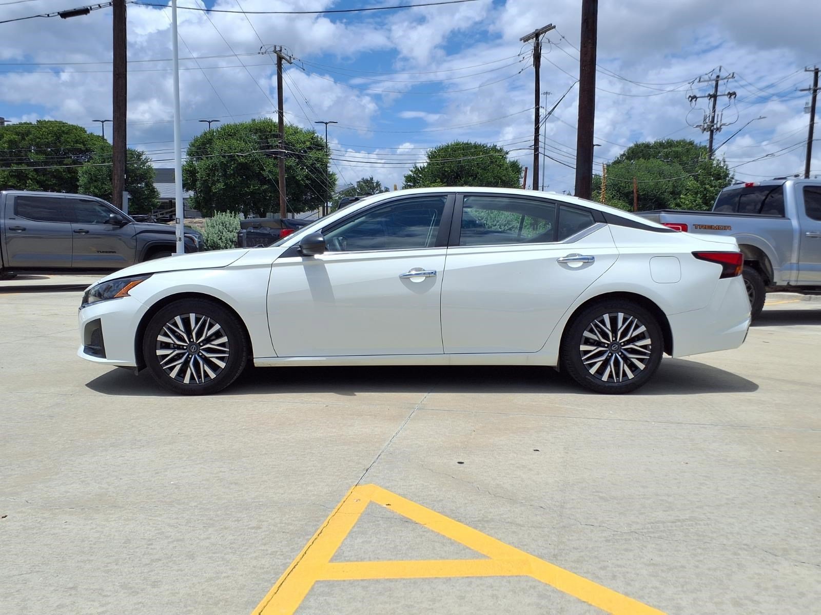 Used 2025 Glacier White Nissan SV image 8