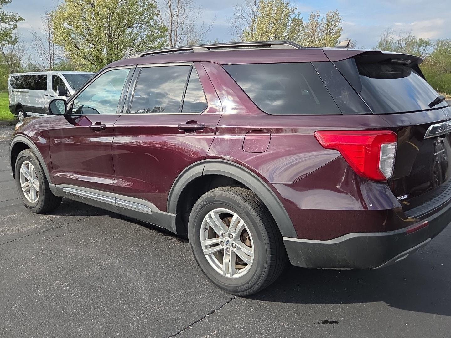 Used 2023 Jewel Red Metallic Tinted Clearcoat Ford XLT image 4