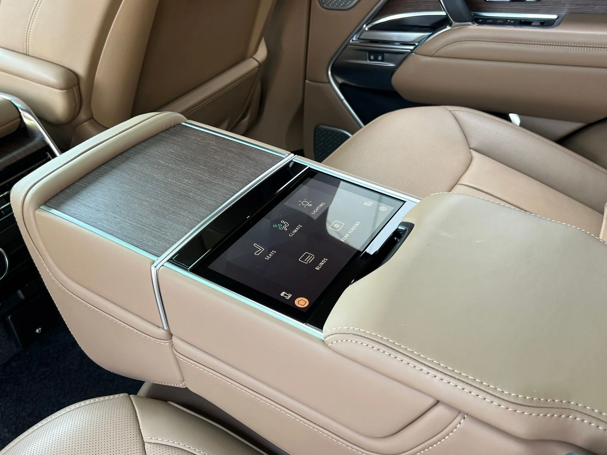 Used 2025  Land Rover Autobiography image 25