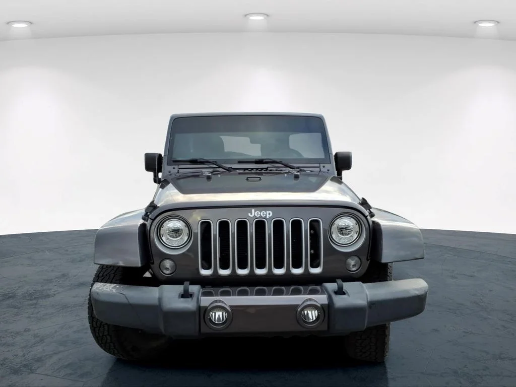 Used 2018 Gray Jeep Unlimited Sahara image 3
