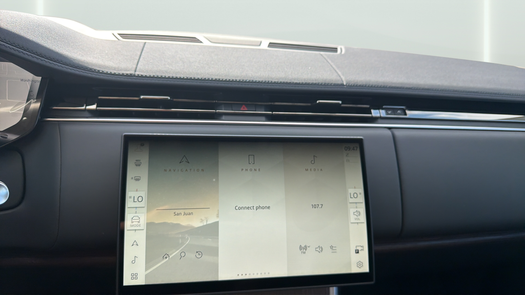New 2026 Fuji White Land Rover SE image 21