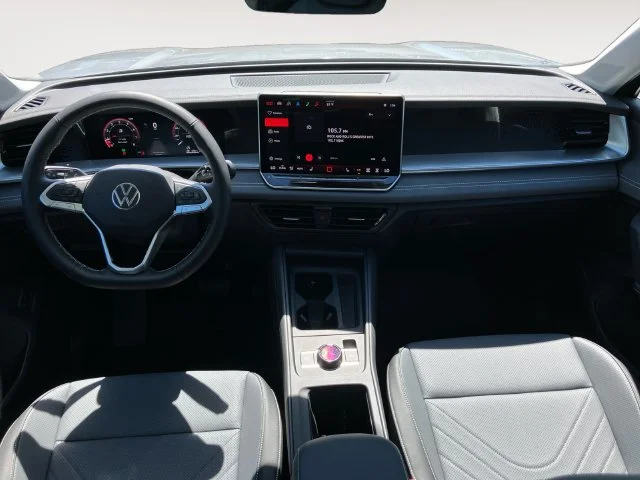 2025 Volkswagen Tiguan SE - Photo 10