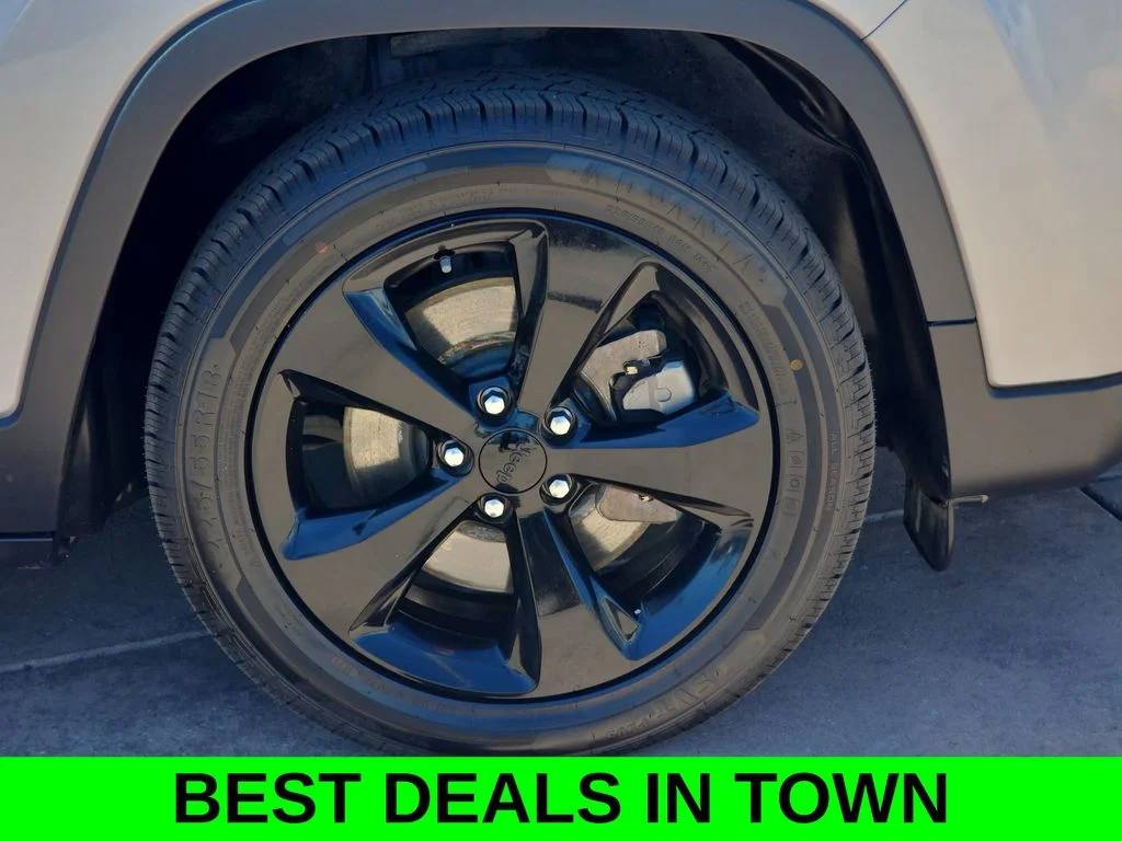 Used 2021 Silver Jeep Latitude Plus image 37
