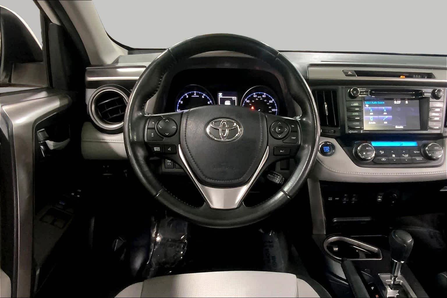 Used 2018 Super White Toyota XLE image 6