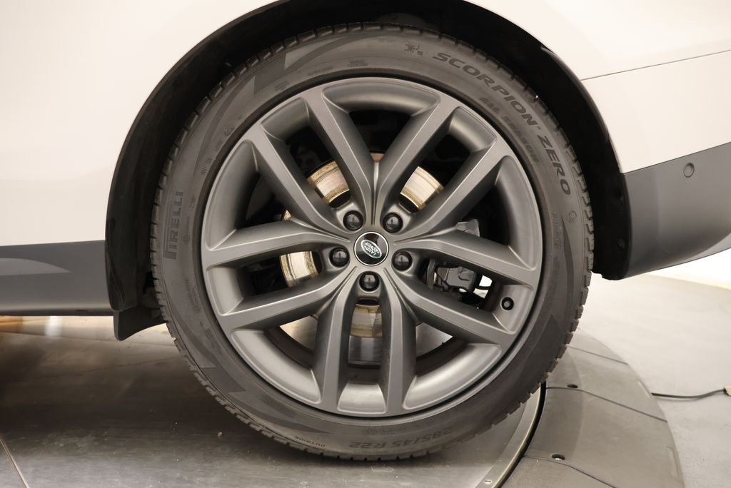 Used 2024 Borasco Gray Metallic Land Rover SE image 10