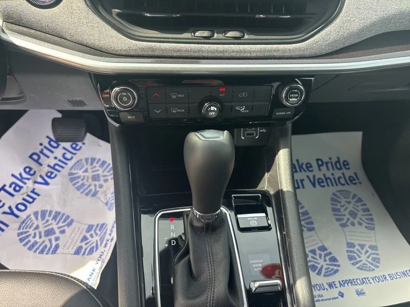 Used 2023 Silver Jeep Latitude image 40