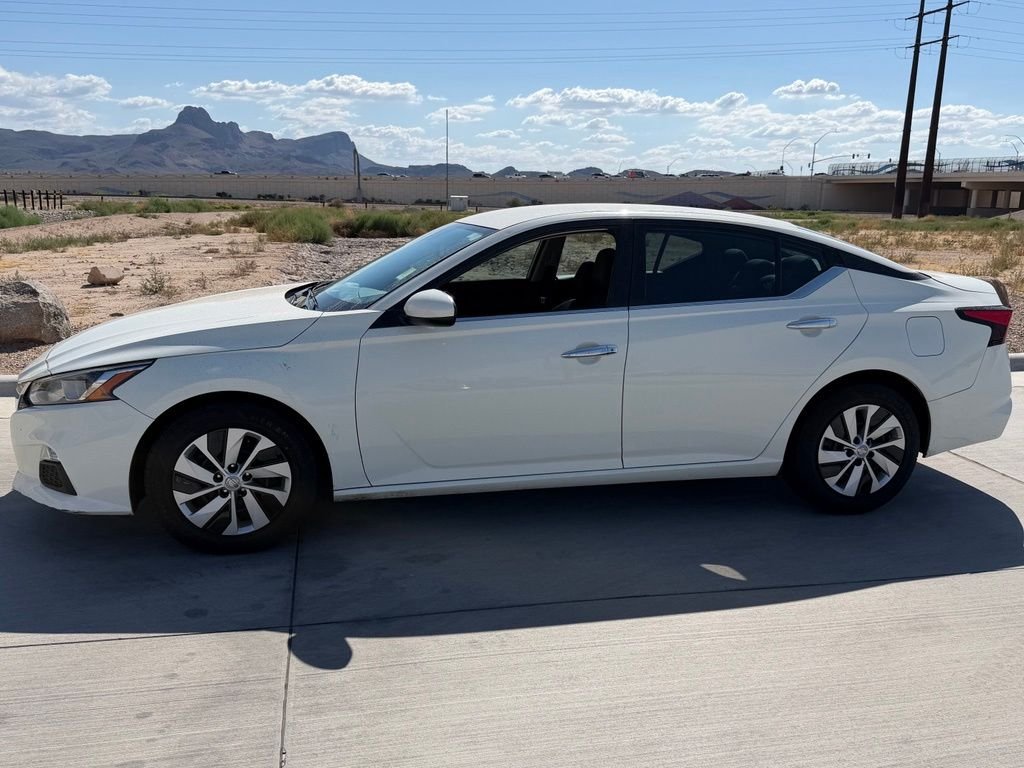 Used 2021 White Nissan 2.5 S image 5