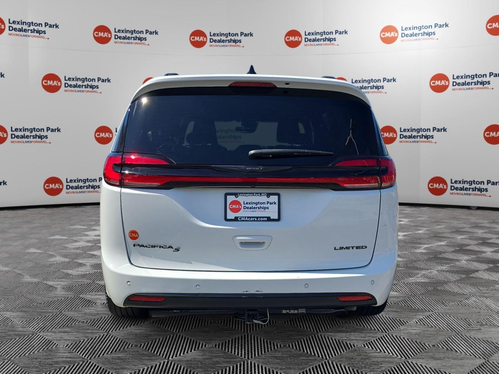 Used 2024 Bright White Clearcoat Chrysler Limited image 6