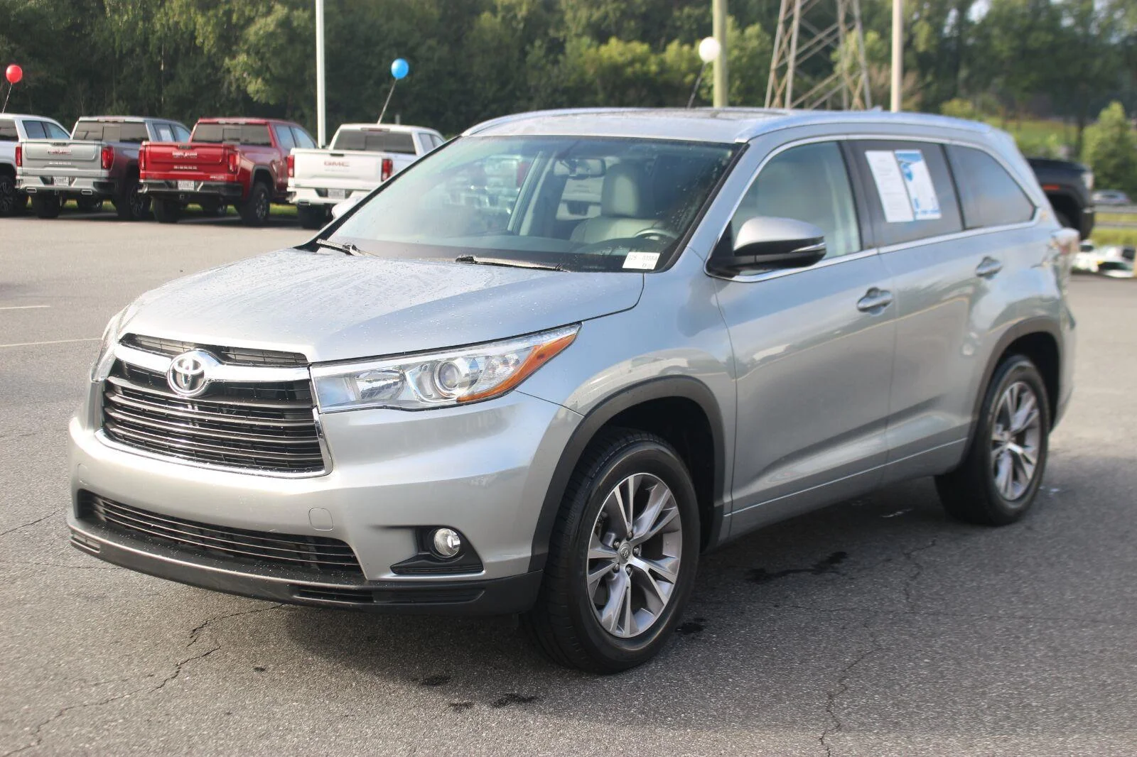 Used 2015  Toyota XLE image 2