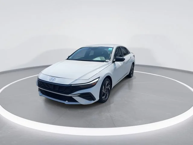 Used 2025 White Hyundai SEL Sport image 4