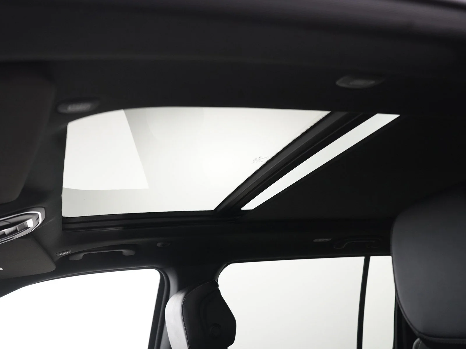 Used 2024 Diamond Black Crystal Pearlcoat Jeep Series II image 25