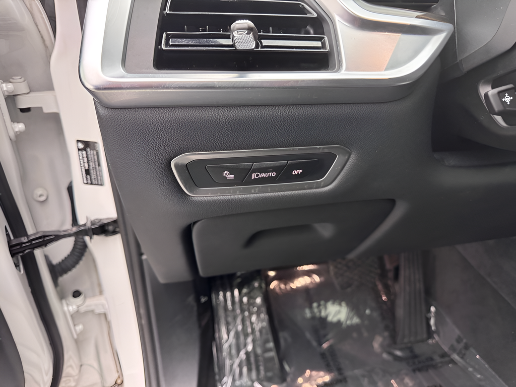 Used 2025 White Metallic BMW xDrive40i image 23