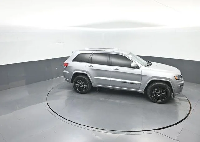 Used 2020 Silver Jeep Altitude image 26