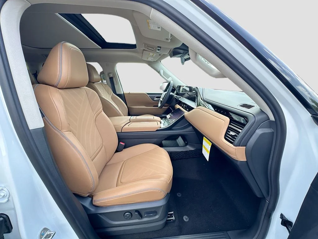 New 2027 RADIANT WHITE INFINITI Luxe 4WD image 31