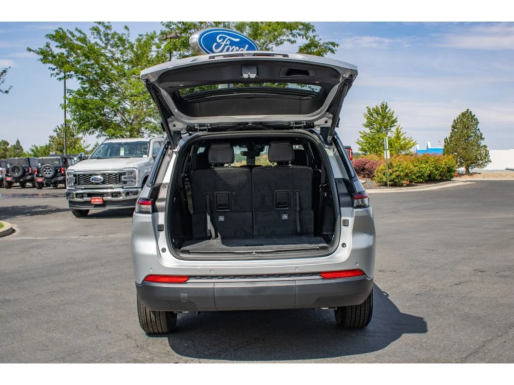 New 2026 Silver Zynith Exterior Paint Jeep Laredo Altitude image 11