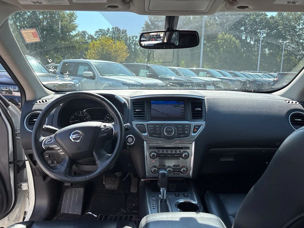 Used 2018 White Nissan SL image 10