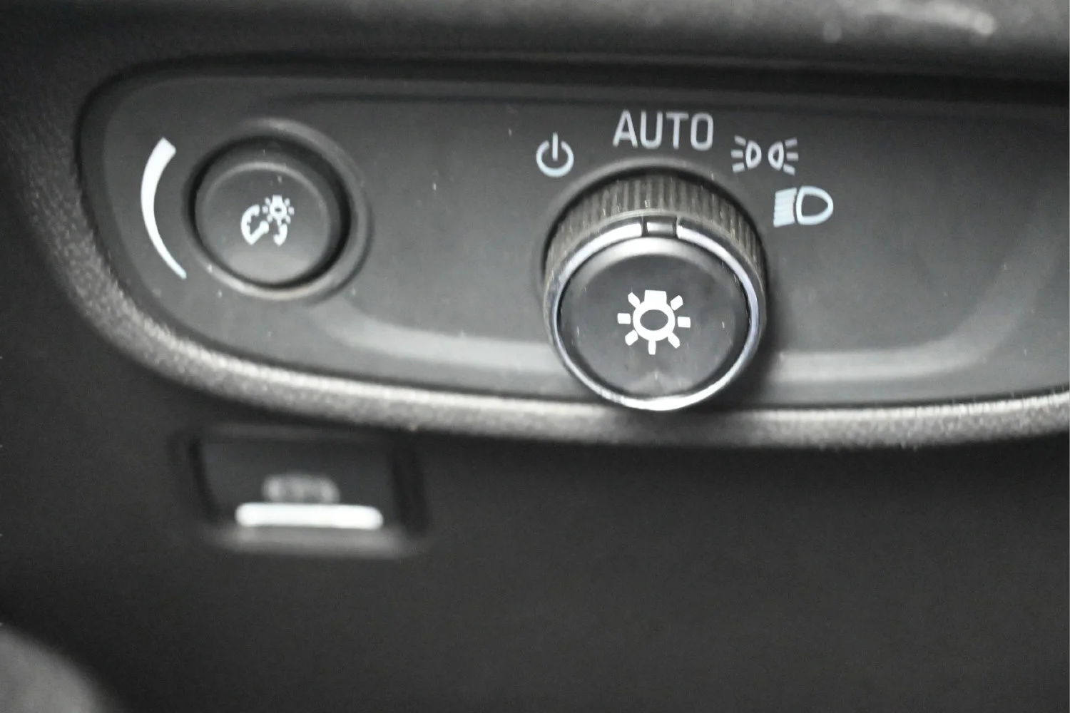 Used 2020 Ebony Twilight Metallic GMC SLE image 13