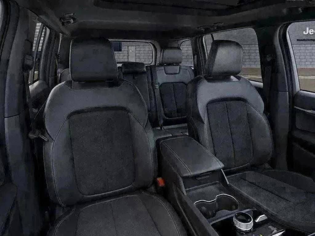 New 2026 Silver Zynith Exterior Paint Jeep Altitude image 52