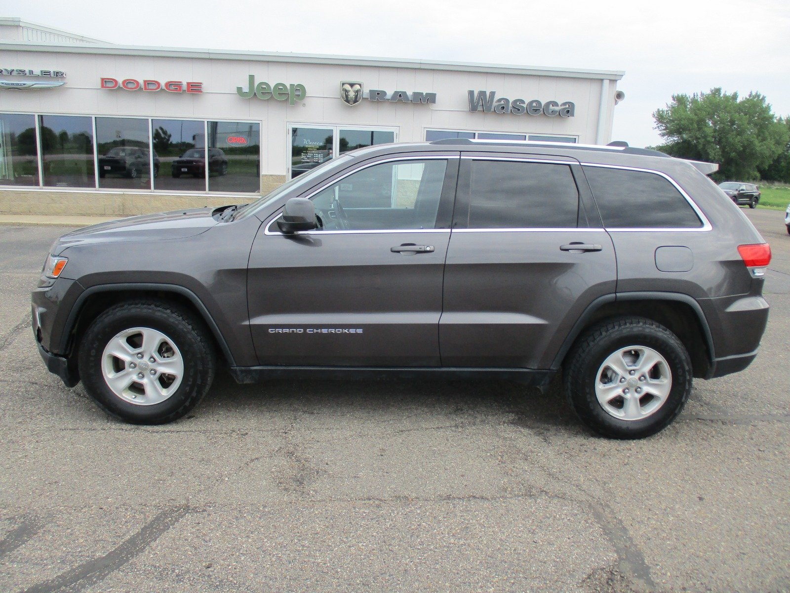 Used 2014 Jeep Grand Cherokee Laredo with VIN 1C4RJFAGXEC522854 for sale in Waseca, Minnesota