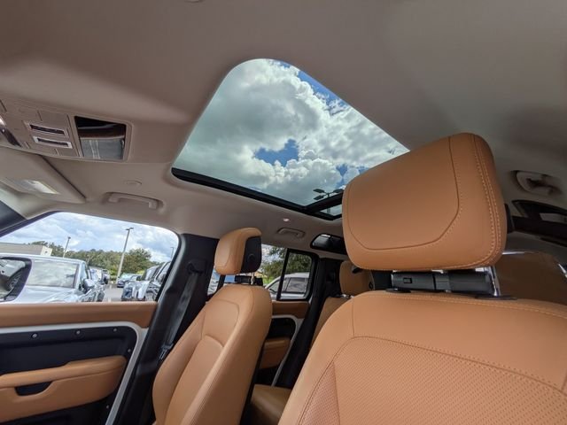 Used 2024 White Land Rover SE image 20