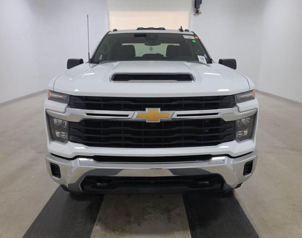 Used 2024 White Chevrolet LT image 9