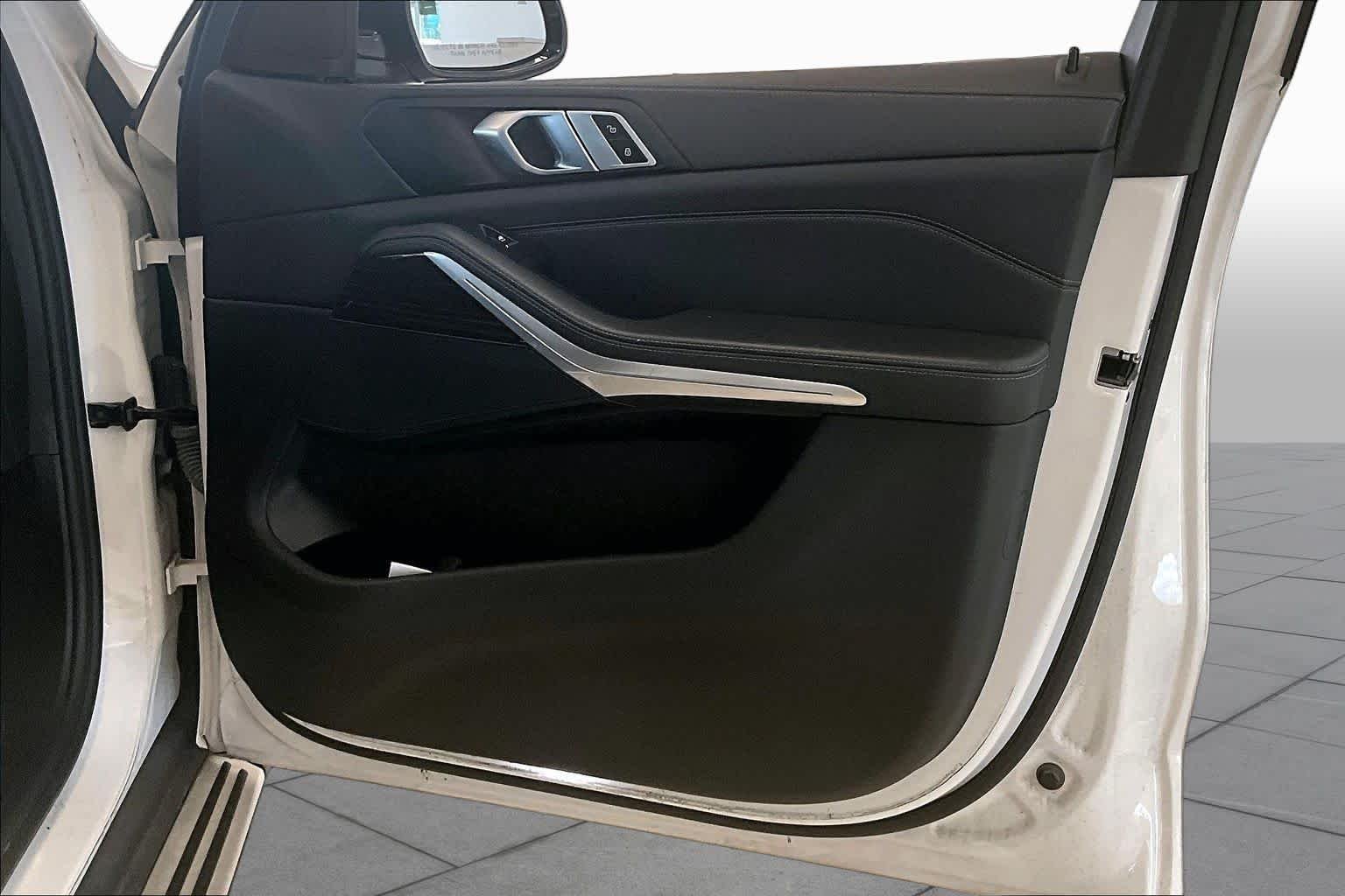 Used 2023 Mineral White Metallic BMW sDrive40i image 21