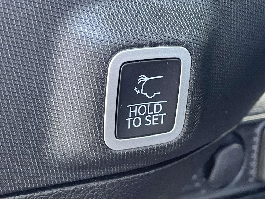 Used 2023 Black Jeep Altitude image 44