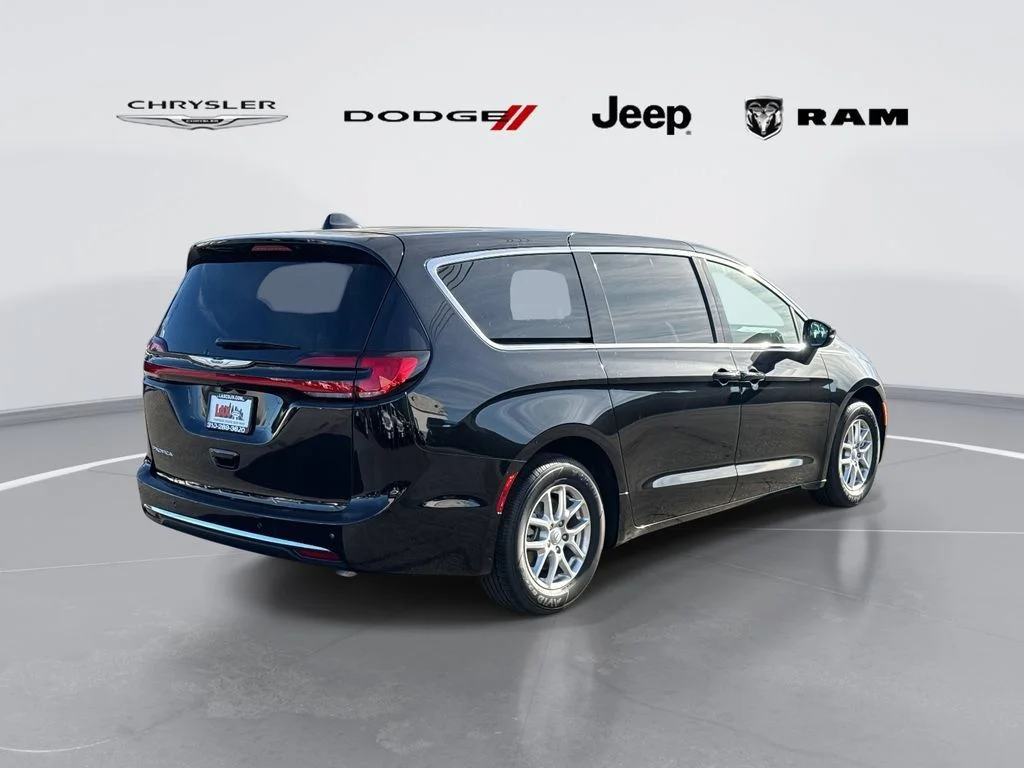New 2026 Diamond Black Crystal Pearl-Coat Exterior Paint Chrysler Select image 3
