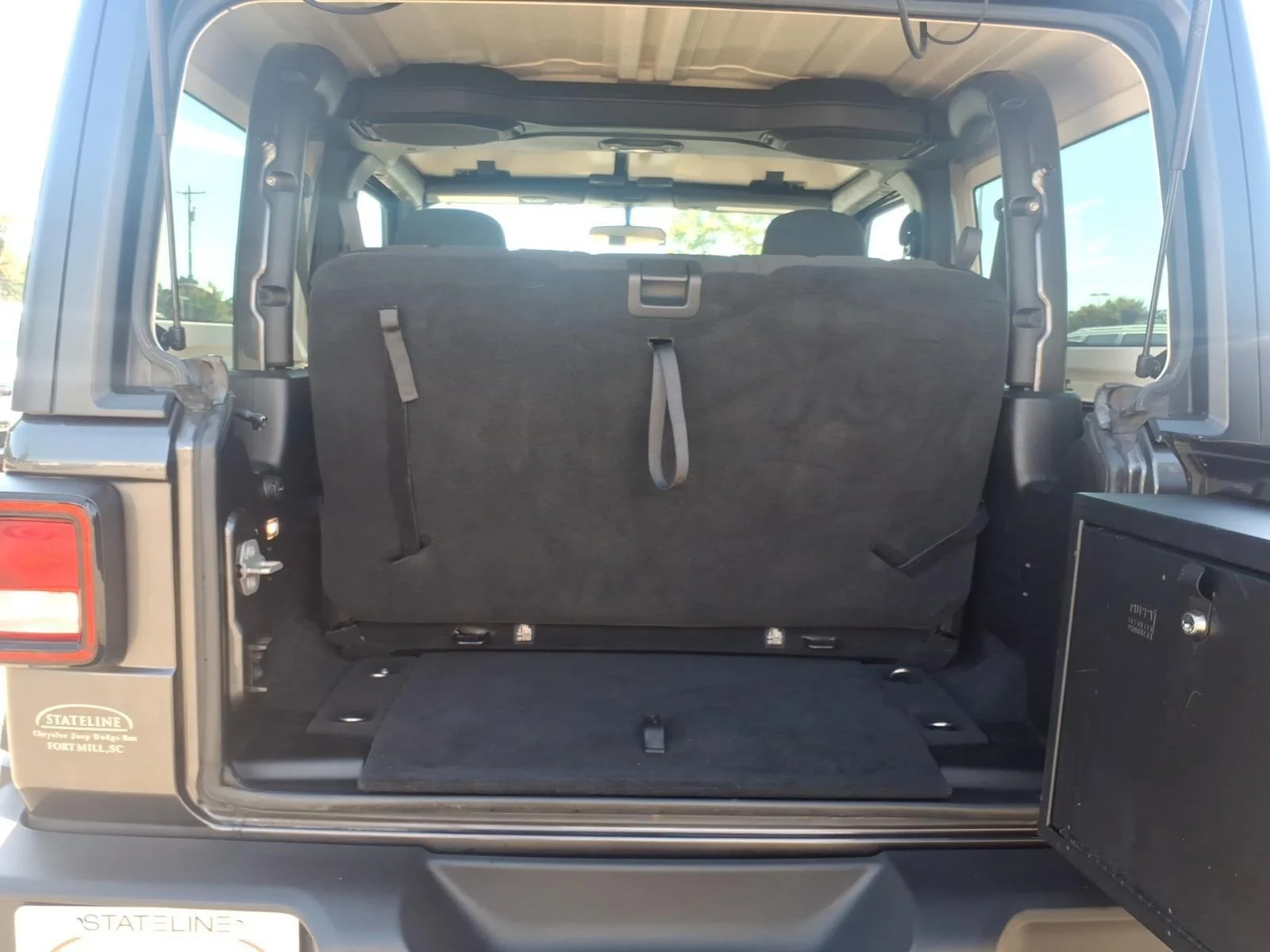 Used 2018 Granite Crystal Metallic Clearcoat Jeep Sport S image 31