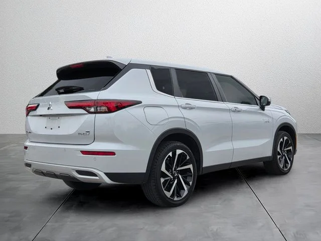 Used 2025 White Mitsubishi  image 4