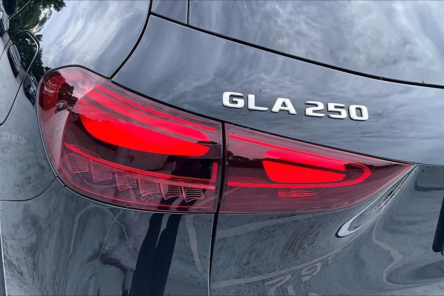 Used 2026 Cosmos Black Metallic Mercedes-Benz GLA 250 image 28