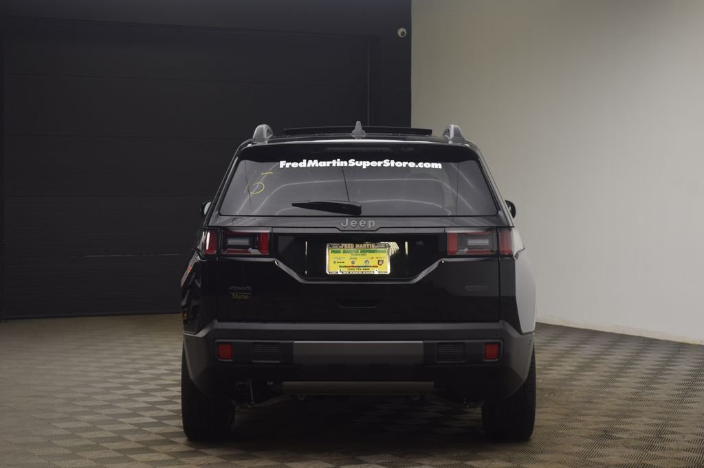 New 2026 Diamond Black Crystal Pearl-Coat Exterior Paint Jeep Overland image 12