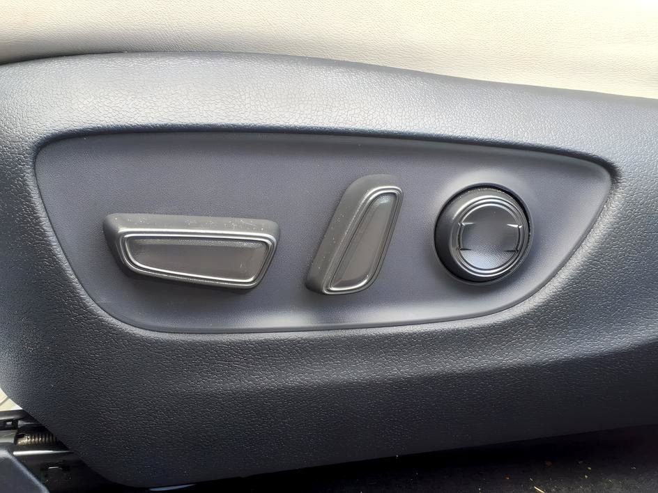 Used 2024 Silver Sky Metallic Toyota XLE Premium image 17