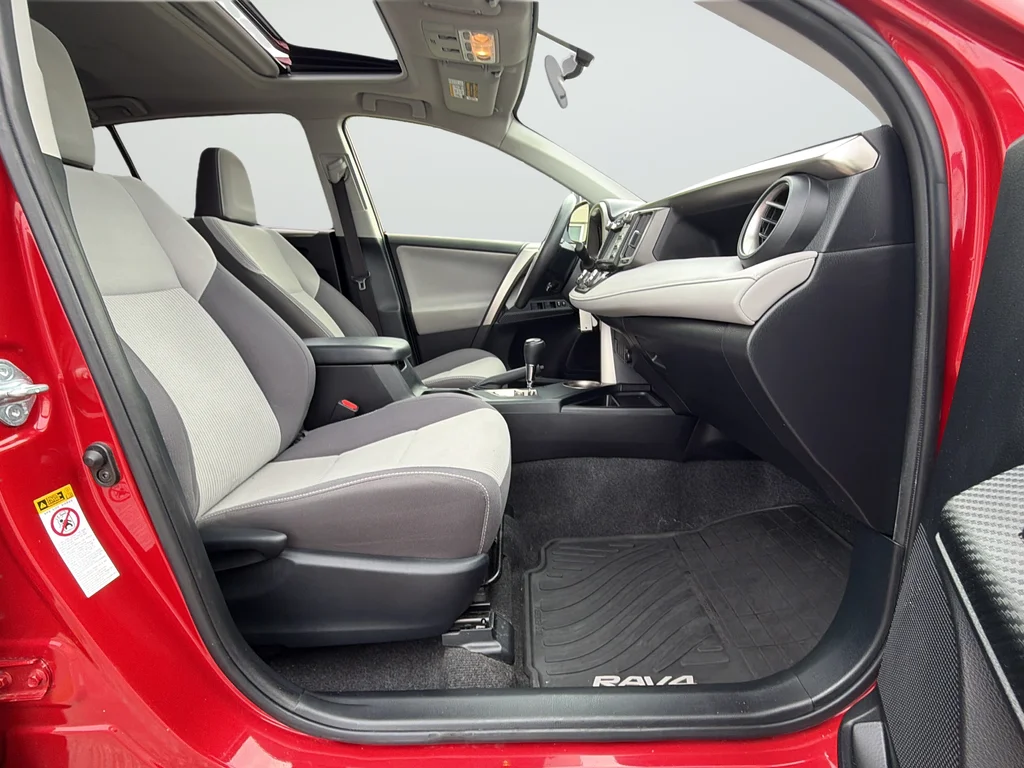 Used 2015 Red Toyota XLE image 28