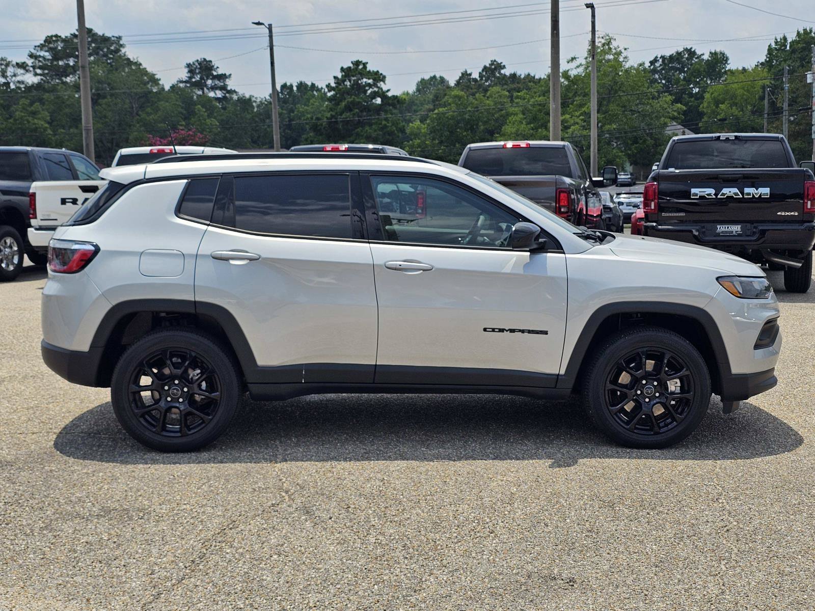 New 2026 Silver Zynith Metallic Clearcoat Jeep Latitude Altitude image 7