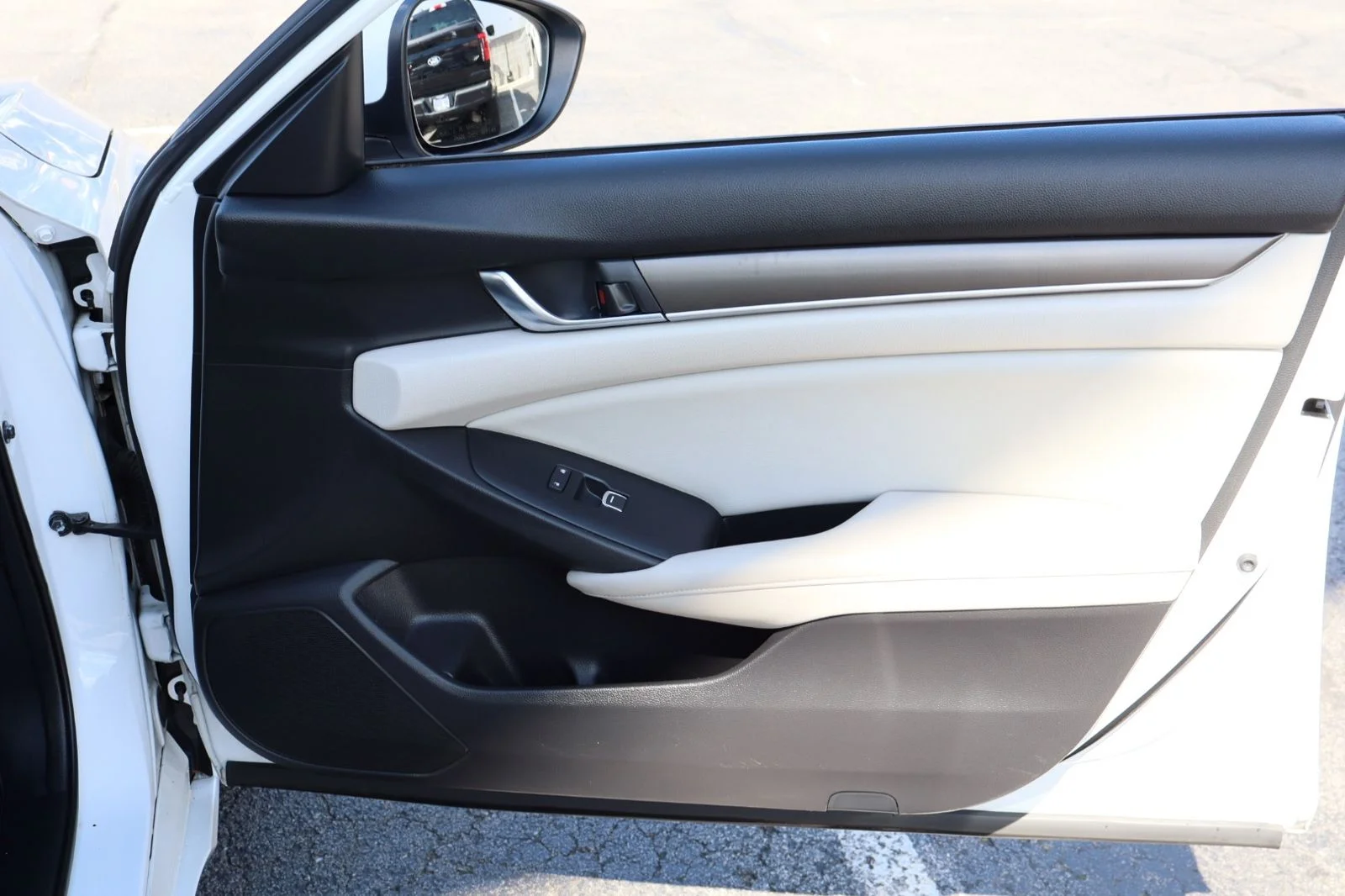 Used 2018 White Honda LX image 32