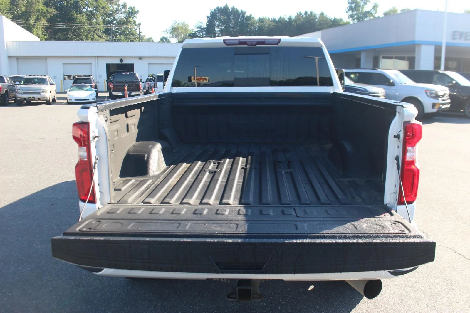 Used 2021 IRIDESCENT PEARL TRICOAT Chevrolet High Country image 9