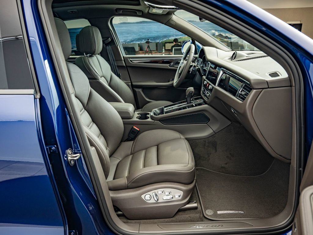 New 2026 Gentian Blue Metallic Porsche  image 38