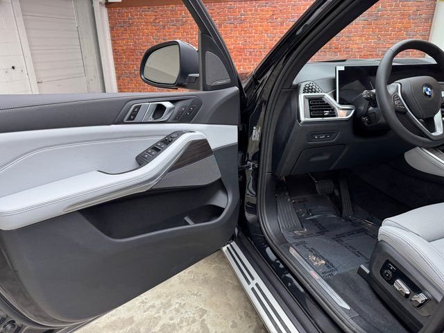 Used 2026 Black BMW xDrive40i image 9