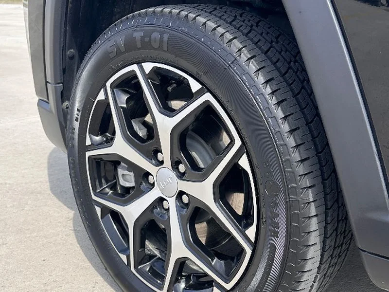 Used 2024 Diamond Black Crystal Pearlcoat Jeep Limited image 9