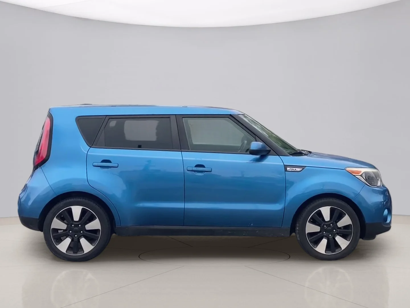 Used 2018 Blue Kia + image 4