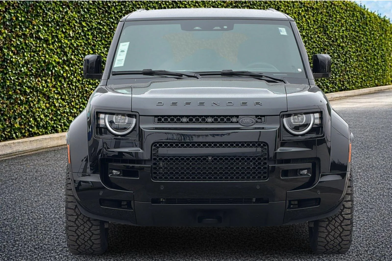 2026 Land Rover Defender OCTA Black - Photo 9