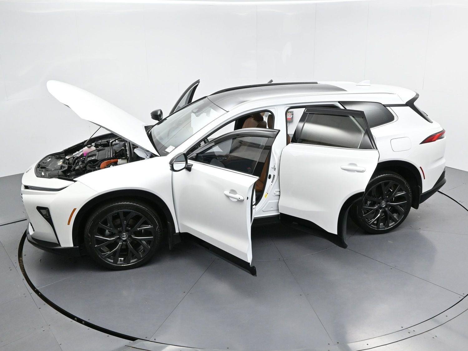 Used 2025  Toyota XLE image 40