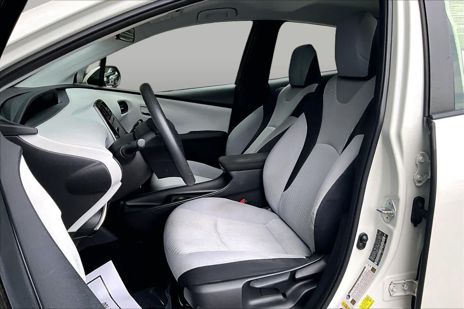 Used 2017 Blizzard Pearl Toyota Two image 8