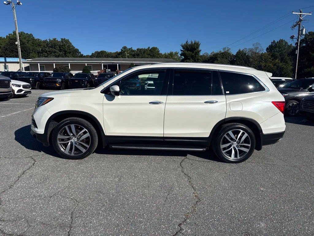 Used 2017  Honda Touring image 2