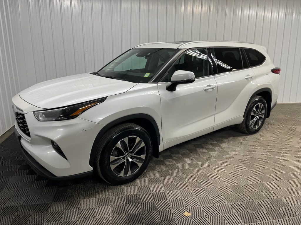 Used 2022 Beige Toyota XLE image 6